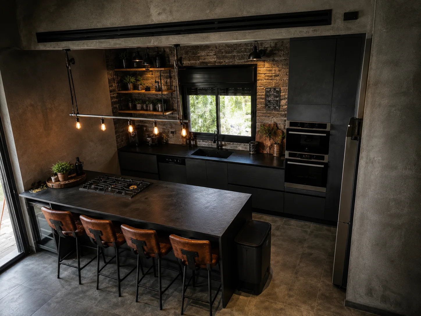 המטבח בעיצוב Industrial Loft כהה עם קיר לבנים, בטון חשוף, מדפי מתכת ונורות אדיסון